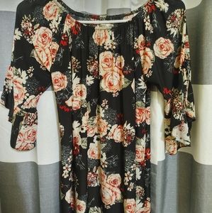 ⭐Medium off the shoulders floral top